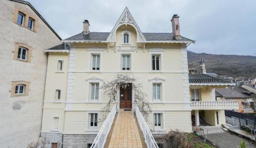 Three-Bedroom Apartment with Mountain View