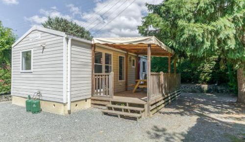 Three-Bedroom Apartment with Mountain View