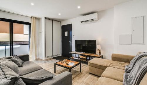Two-Bedroom Deluxe Apartment with Balcony