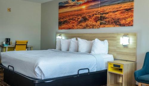 King Room with Bath Tub - Mobility/Hearing Accessible - Non-Smoking