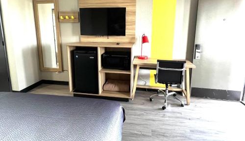 Deluxe King Room - Non-Smoking