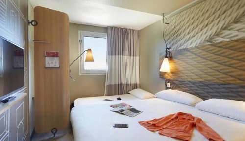 Standard Room with One Double Bed and One Single Bed
