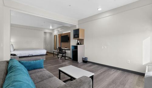 Deluxe King Room - Non-Smoking