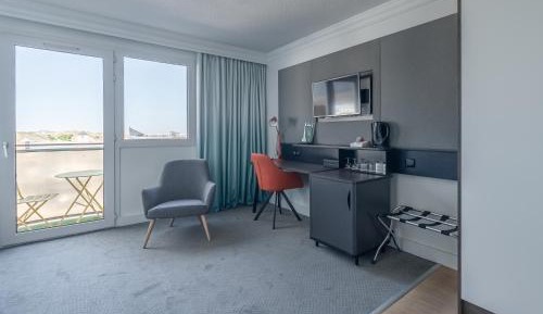 Premium Queen Room with Harbor View