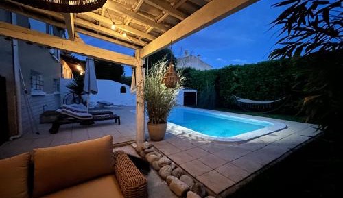 Apartment with Pool View 