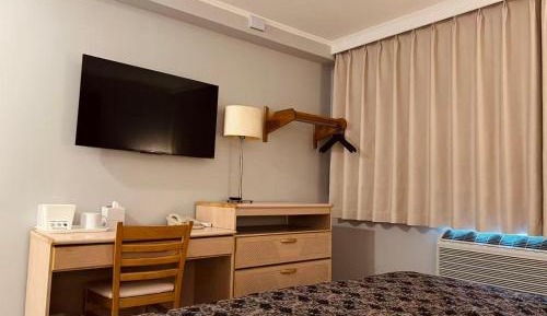 Standard Room with Queen Bed