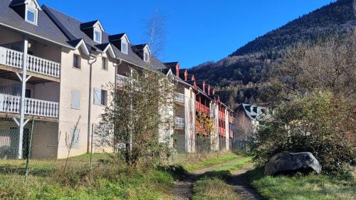Two-Bedroom Deluxe Apartment with Garden View