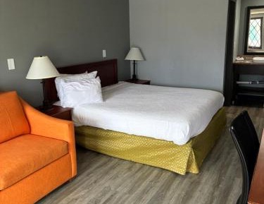 Deluxe Queen Suite