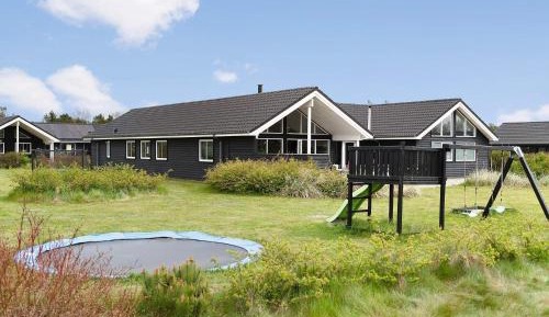 Eight-Bedroom Holiday Home