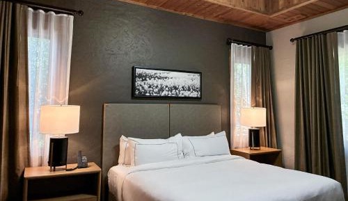 Two-Bedroom Lake View Deluxe Suite with Two King Beds