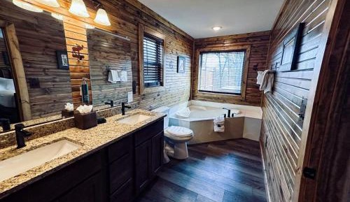 Two-Bedroom Cabin with Two King Beds
