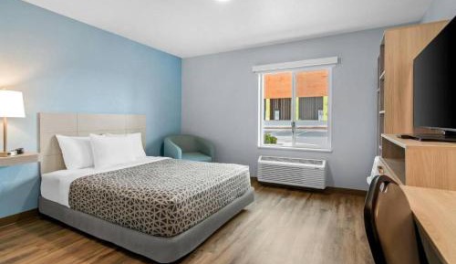 Queen Suite with Tub - Disability Access/Non Smoking