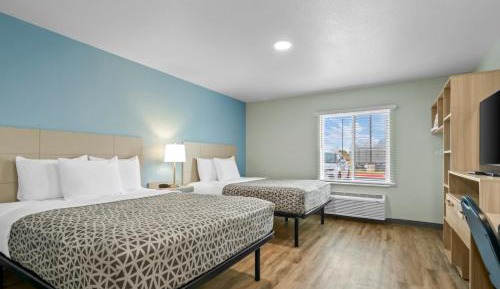 Queen Suite with Two Queen Beds and Tub - Disability Access/Non Smoking