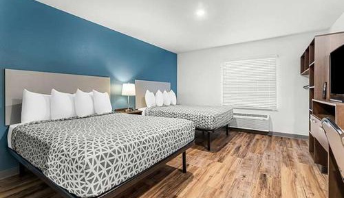 Queen Suite with Roll-In Shower - Disability Access/Non Smoking