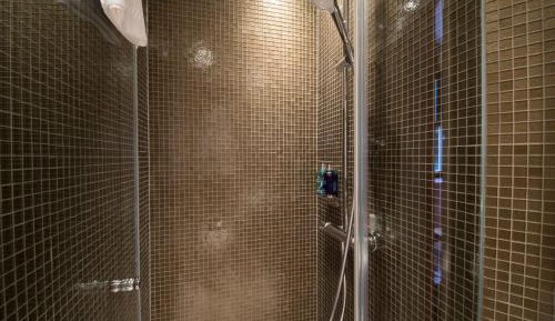 MiMi's Tiny Single - Made for one and tiny luggage