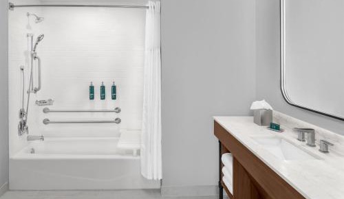 King Room - Mobility Accessible with Bath Tub