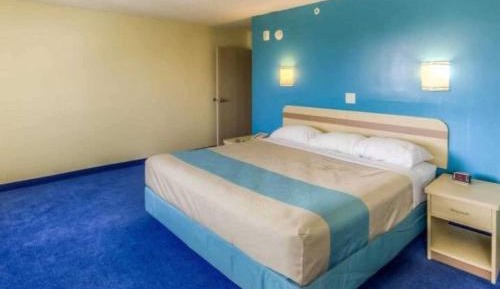 Queen Room with Roll-In Shower - Mobility Accessible/Non-Smoking