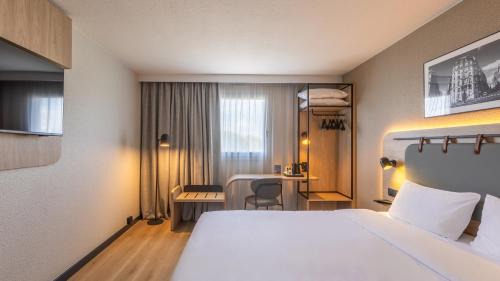 Standard Room - 1 Queen Bed