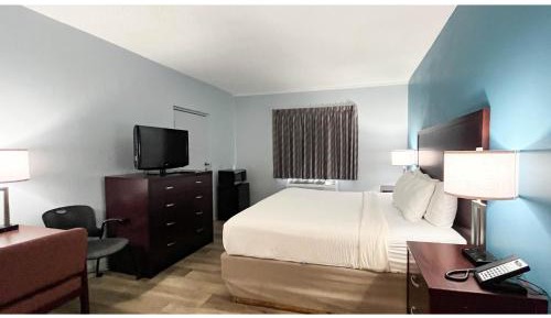 1 KING BED | SUITE, NSMK, MICFRIDGE, HOT TUB