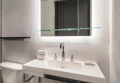 King Room with City View and Adapted Tub - Mobility and Hearing Accessible
