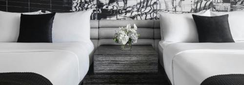Double Room with Two Double Beds and Lake View - High Floor