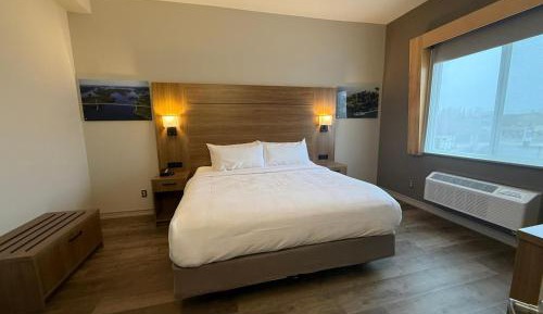 King Suite with Sofa Bed, Bath Tub and Hot Tub - Disability Access/Non-Smoking