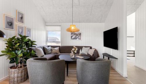 Eight-Bedroom Holiday Home