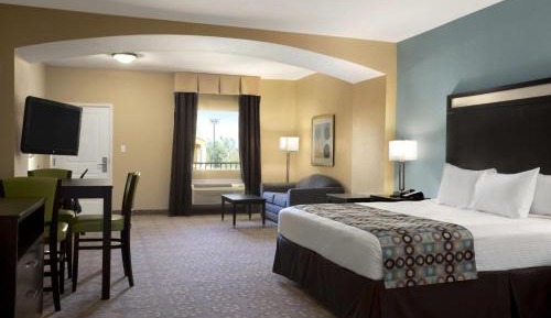 King Suite with Roll-In Shower - Mobility Access/Non-Smoking
