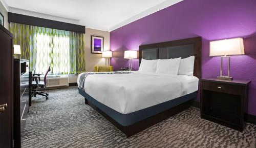 Deluxe King Room with Bath Tub - Mobility/Hearing Accessible - Non-Smoking