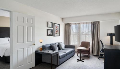 One-Bedroom Queen Suite with Sofa Bed and Adapted Tub - Mobility and Hearing Accessible
