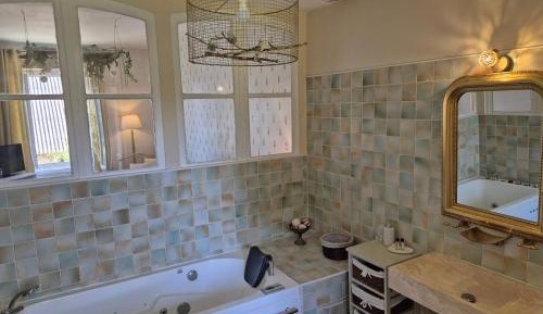 Queen Room with Spa Bath