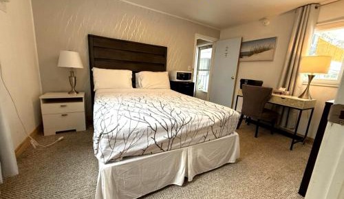 Queen Room with Pool View