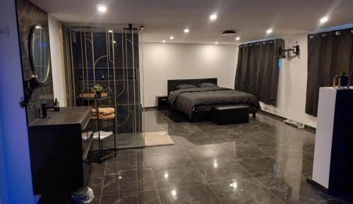 Deluxe Double Room with Shower