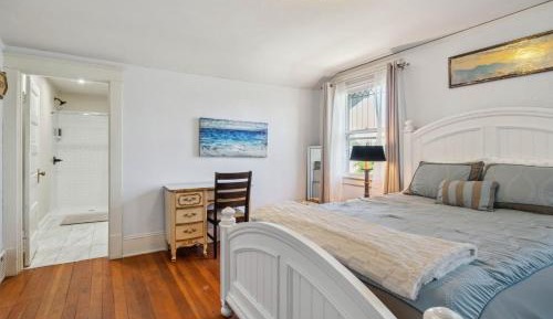 Deluxe Queen Suite