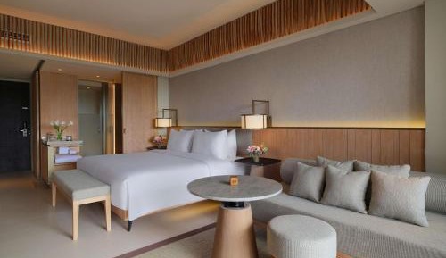 Deluxe King Room with Balcony and Forest View