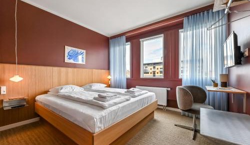 Deluxe One-Bedroom Apartment