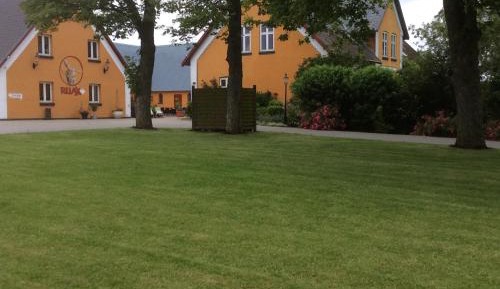 Apartment One (Small toilet & bath)