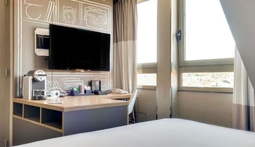 Comfort Room with Double Bed and Single Sofa Bed