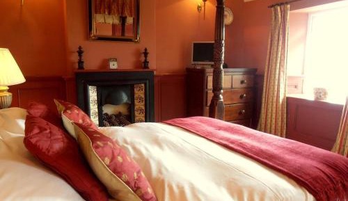 Traditional Four-Poster Suite