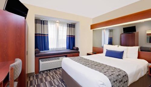 Queen Room with Roll-In Shower - Mobility/Hearing Accessible - Non-Smoking