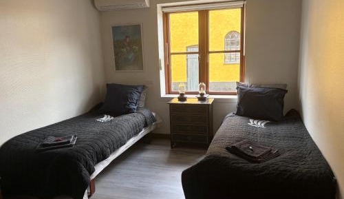 Twin/Double Room with Private Bathroom and access to Shared Kitchen