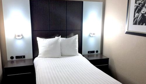 Family Room with Two Queen Beds and Single Bed - Non-Smoking