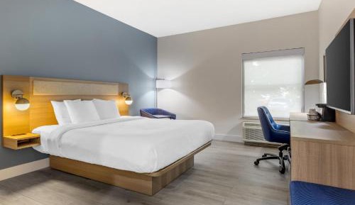 King Room with Roll-In Shower - Mobility Accessible