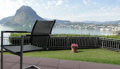 Apartment with Lake View