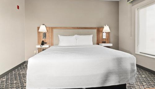 King Room with King Bed - Non-Smoking
