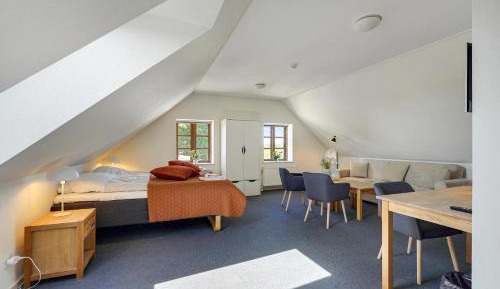 Family Room (2 Adults + 2 Children)