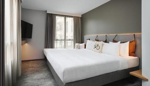 Moxy Queen Suite