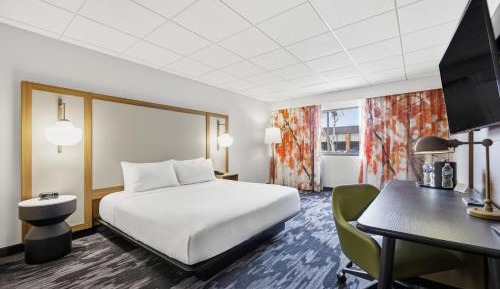 Standard King Room with Roll-In Shower - Mobility/Hearing Accessible