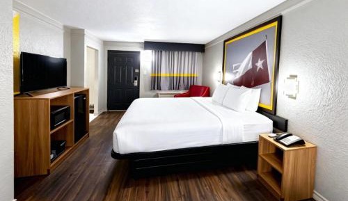 King Room with Mobility Access and Bathtub with Grab Bars, Non-Smoking