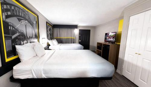 Queen Room with Two Queen Beds, Mobility Access and Bathtub with Grab Bars, Non-Smoking